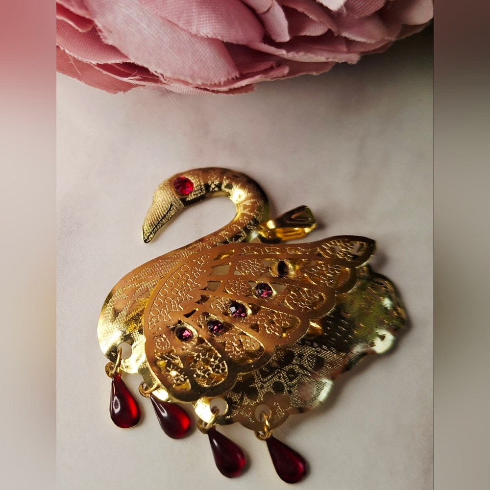 Vintage 80s 🦢✨️❤️Red Jewelled Swan Brooch/Pendant